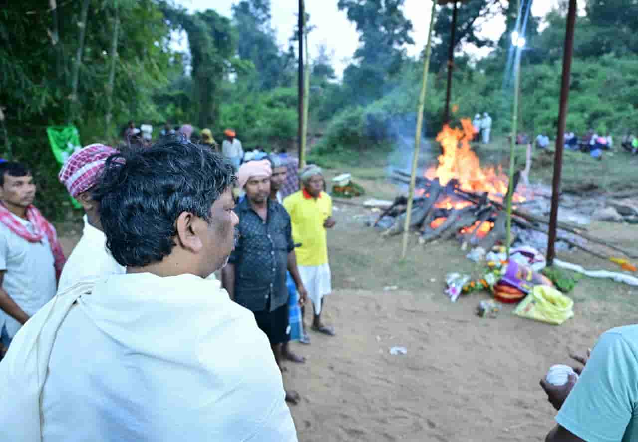 A-Final-Farewell-Johar-Last-respects-paid-to-the-late-Rupi-Soren-a-massive-crowd-turned-out-for-the-funeral-procession.