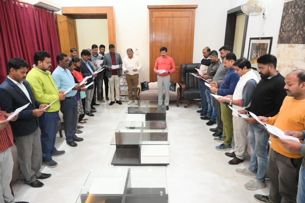 Many-officials-and-employees-of-the-Government-of-Jharkhand-Take-the-Oath-of-Allegiance-and-Obedience-to-the-Constitution