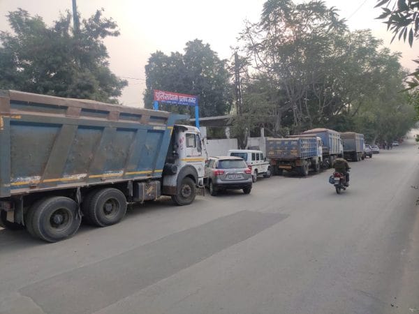 झारखंड के पाकुड़ में पुलिस ने 5 वाहनों से बालू के भीतर कोयले को जब्त किया, वाहन चालक फ़रार 