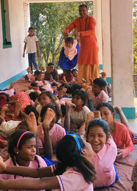 राँची के बनियाँजारा गाँव में योग एवं नैतिक शिक्षा कार्य क्रम में ग्रामीण बच्चे फूल की भाँति खिले दिखे: स्वामी मुक्तरथ 