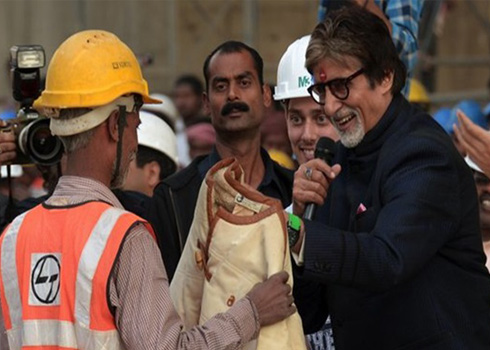 Amitabh Bachchan donates his ‘Silsila’ jacket to construction worker