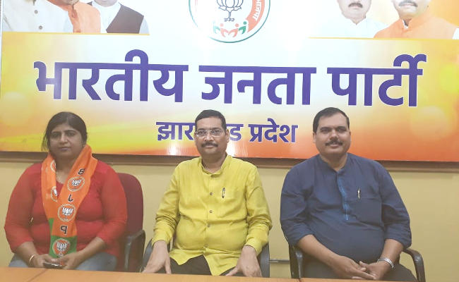 <p>World Champion Power Lifter Sujata Bhakt today joined the ruling BJP in presence of the party's leader cum office -in-charge Deepak Prakash. To welcome her, Prakash honored…