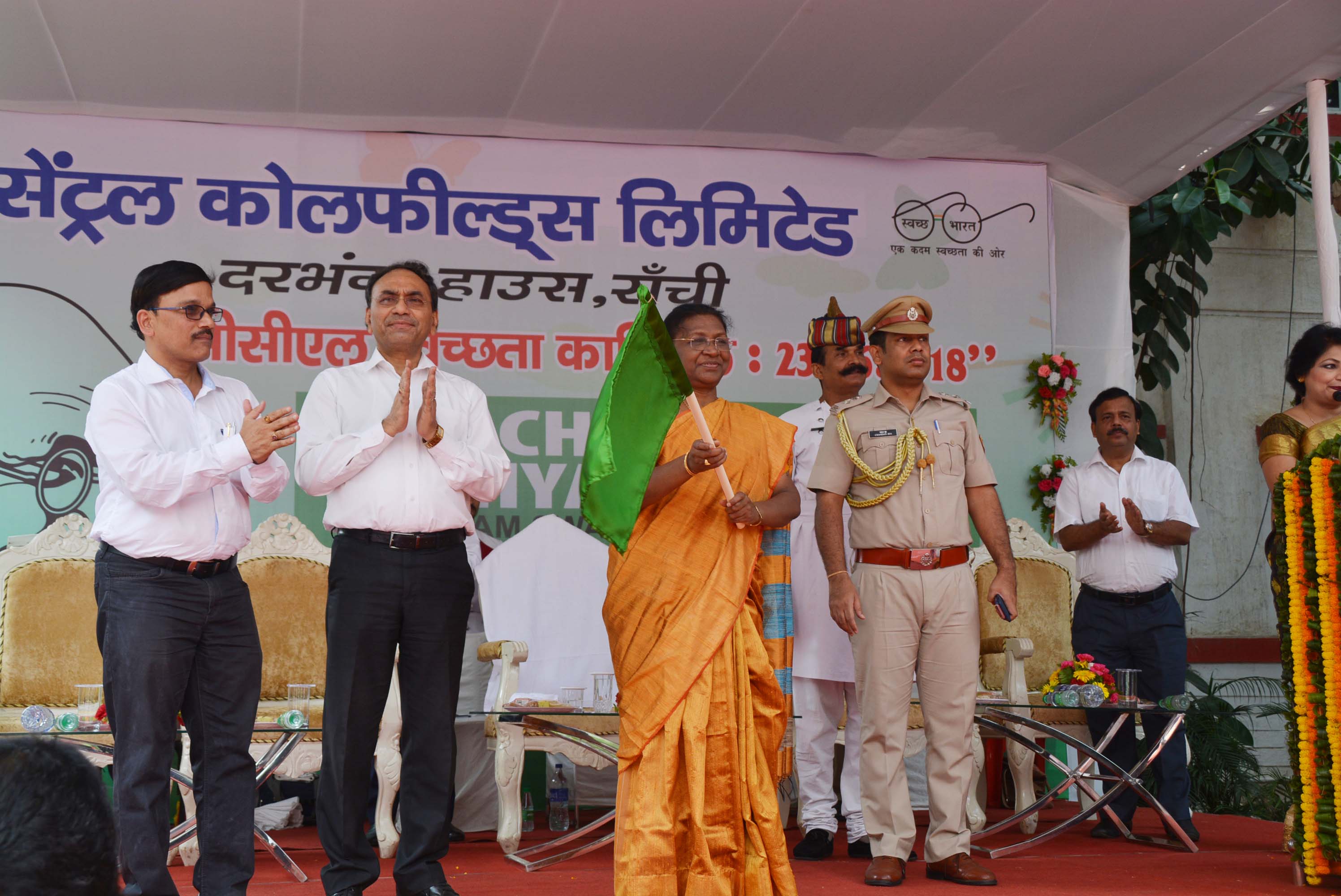 <p>Governor Droupadi Murmu along with CCL CMD Gopal Singh and others during Cleanliness Carnival at CCL Darbhanga House in Ranchi on Saturday.</p>

