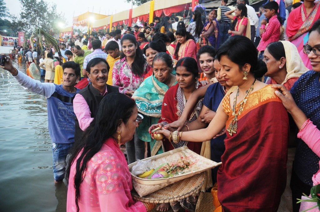 <p>Devotees performing puja at Bunos Talab Bahubazar, Ranchi on the occasion of Chhath festival, with this the 4-day long Chhath festival concluded.</p>
