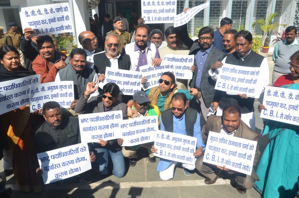 <p>Opposition leaders protest in front of Jharkhand Assembly during the second day of Budget session in Ranchi on Thursday</p>
