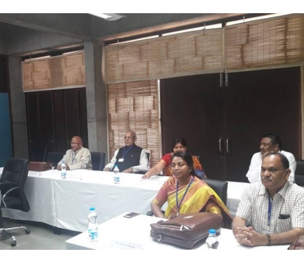 <p>Jharkhand Ministers including Louis Marandi,Saryu Rai and CP Singh have landed in IIM,Ahmedabad to undergo five -day training course in management of e-governance,a scheme prescribed…