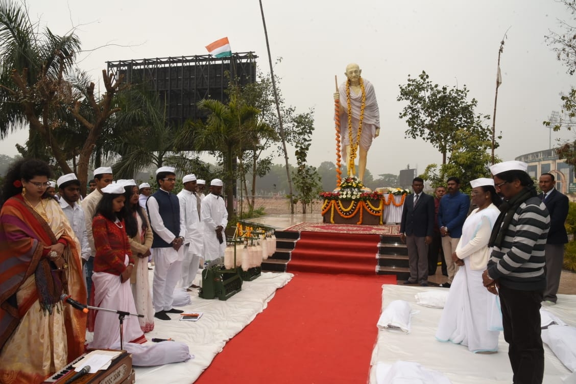 <p>Governor Draupadi Murmu and Chief Minister Hemant Soren paid their respects by garlanding the statue of Father of the Nation Mahatma Gandhi at his statue at Bapu Vatika of Mohababadi…