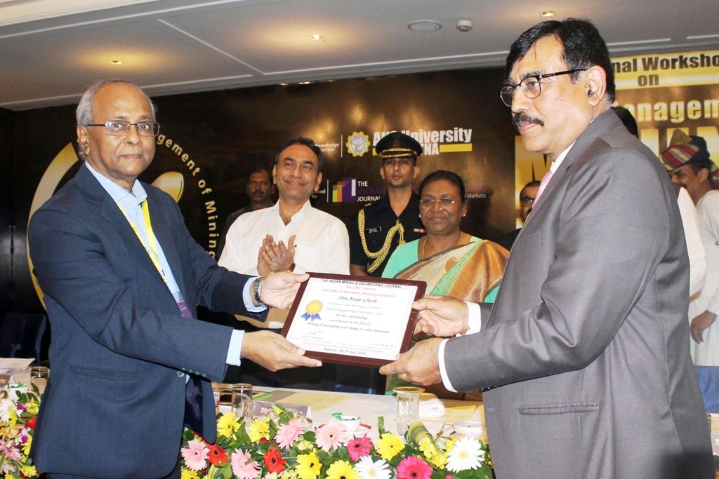 <p>CMD HEC Avijit Ghosh receives 'Lifetime Achievement Award – 2018' for the turnaround of CCL from Governor Draupadi Murmu during the national workshop on 'Safety…