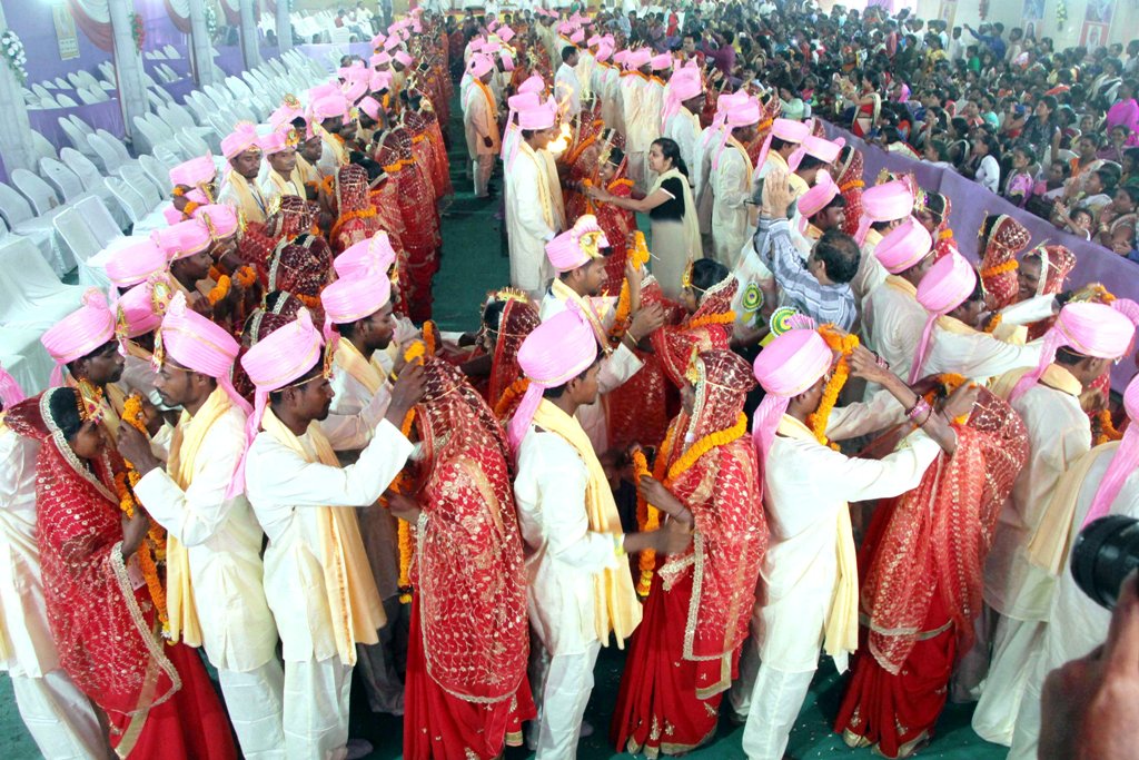 <p>Tribal couples tie the knot during the mass marriage ceremony organised by Paranami Trust at Marwari Bhawan in Ranchi on Tuesday.</p>
