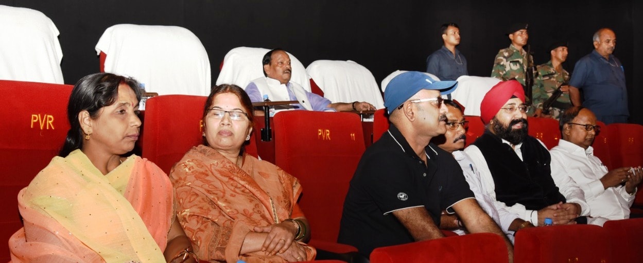 <p>माननीय प्रधानमंत्री नरेंद्र मोदी जी की जीवन पर बनी फिल्म "चलो जीते हैं" देखते मुख्यमंत्री रघुवर दास |</p>
