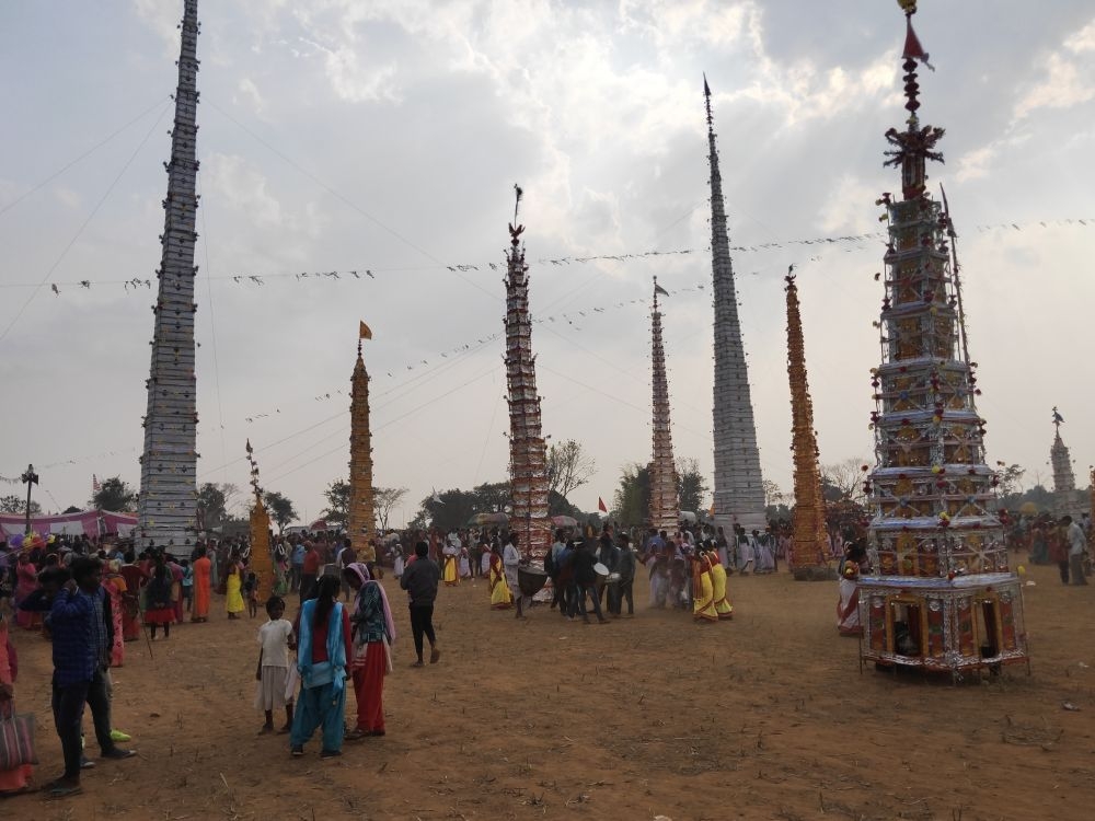 <p>Scores of people throng 'Tusu mela' a rural fair organized at the end of the harvest season in Khunti on Thursday.</p>
