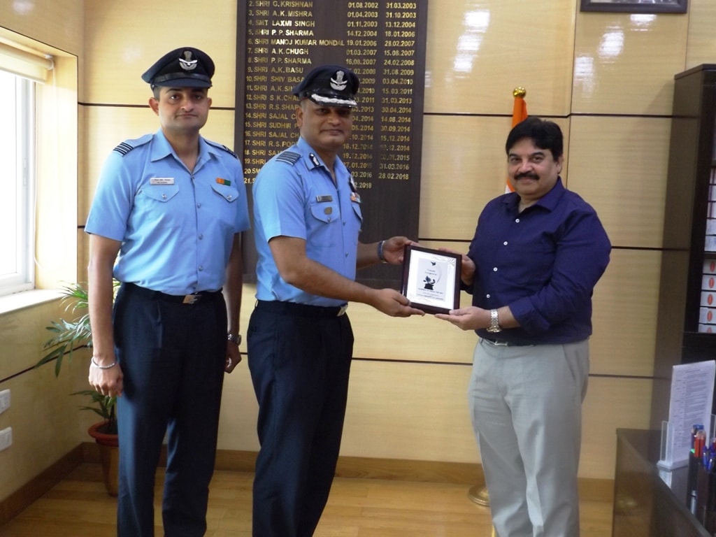 <p>Station Commander Group Capt Abhishek Jha and Chief Administrative Officer Squadron Leader RS Jaiswal met the Chief Secretary and talked about Singharasi Airforce Station.</p> 