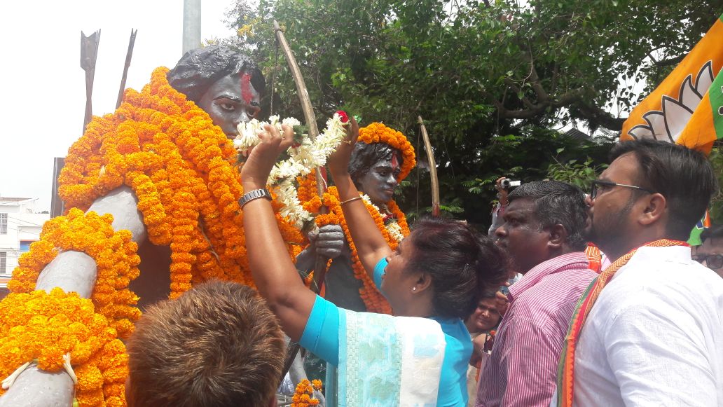 <p>Jharkhand Minister Louis Marandi offered floral tributes to Martyrs -Sidho -Kanu on the occasion of Hul Diwas in Dumka</p>

