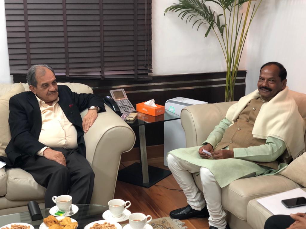 <p>Chief Minister Raghubar Das today on 11-01-2019 met the Union Steel Minister Virender Singh in New Delhi.</p>
