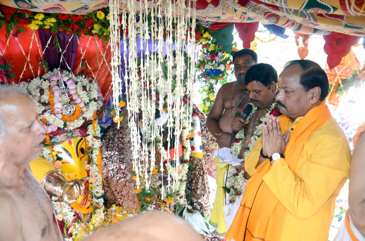 <p>Chief Minister Raghubar Das along with JMM working President Hemant Soren, former Union minister Subodh Kant Sahay offering prayers to Lord Jagannath, Lord Balabhadra and Goddess…