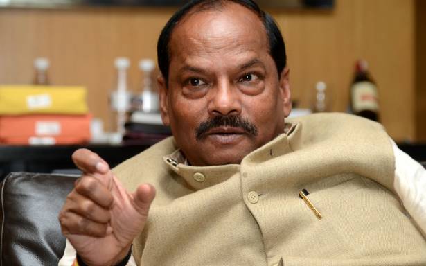 <p>Meeting the people of karimati at Project Building, Chief Minister Raghubar Das said that their village will be made a model village.Das said that the govt. is committed to remove…
