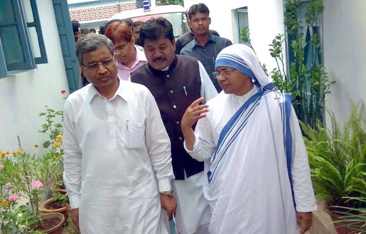 <p>Former Jharkhand Chief Minister and JVM Chief Babulal Marandi along with party leader Bandhu Tirkey talk to a nun during his visit to Mother Teresa's Missionaries of charity…