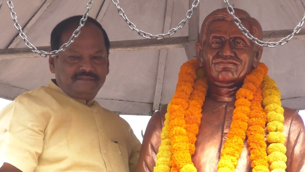 <p>On the occassion of death aniversary of Pandit Deendayal Ji, CM Raghubar Das paid homage to the staute of his on Sunday.</p>
