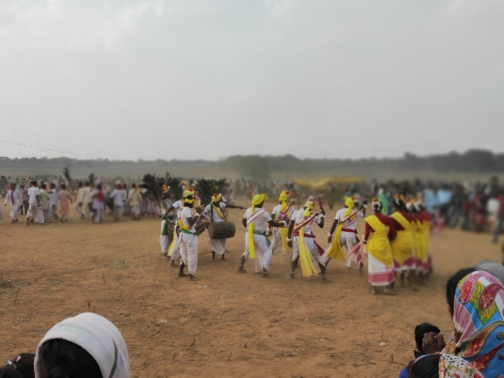 <p>Paika dancers from various dance troupes perform on the occasion of 'Tusu mela' in Khunti on Thursday.</p>
