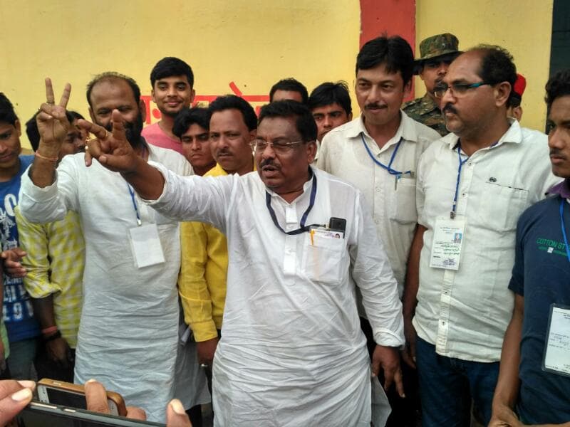 <p>Showing victory sign is JMM's Simon Marandi who defeated ruling BJP candidate Hemal Murmu who,incidentally lost election against JMM for the third consecutive time</p>
