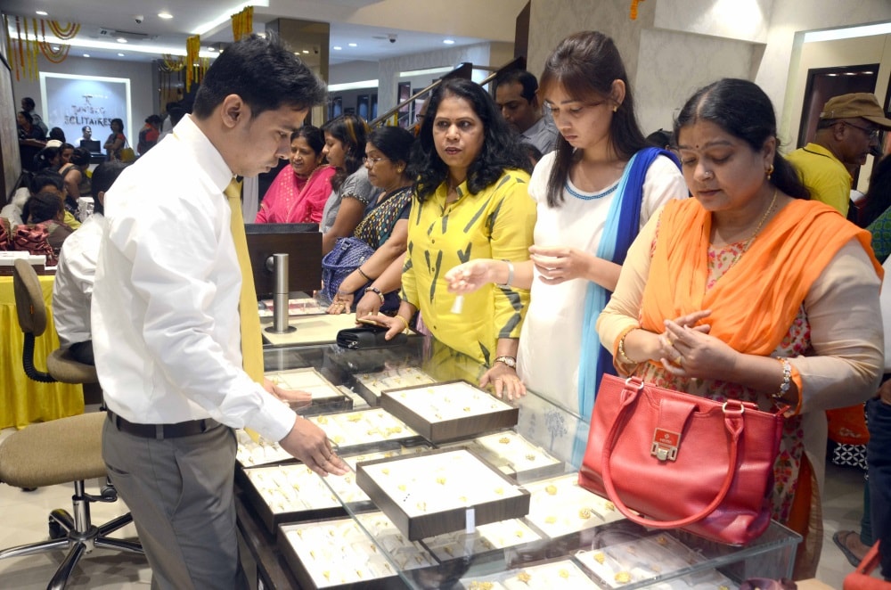 <p>Women buying gold ornaments on the occasion of Dhanteras festival at a Jewelry shop in Ranchi on Tuesday. </p>
