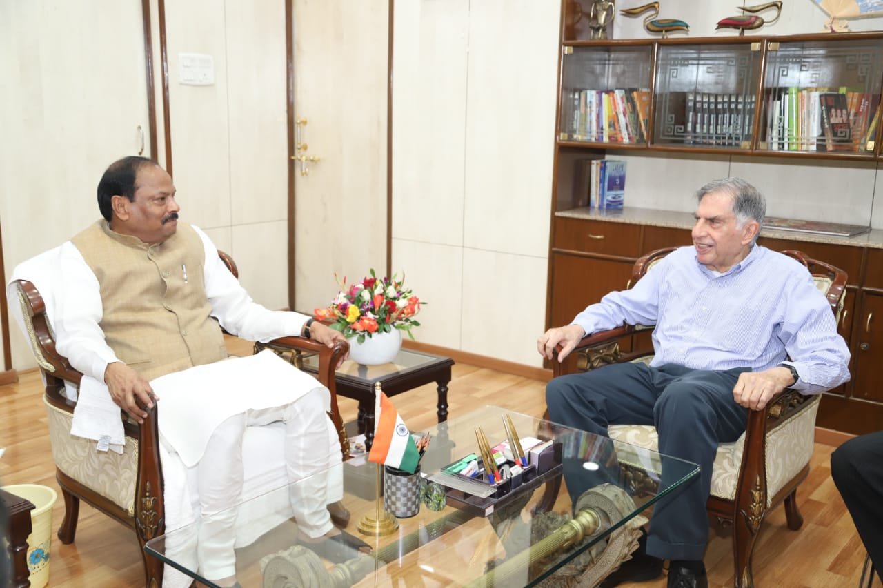 <p>Chairman of Tata Trust Mr. Ratan Tata, met Chief Minister Raghubar Das at the Chief Minister's residence in Ranchi on Saturday.</p>
