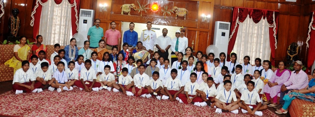 <p>माननीया राज्यपाल श्रीमती द्रौपदी मुर्मू ने आज राजभवन में स्कूली बच्चों के साथ अपना जन्मदिन मनाया |</p>
