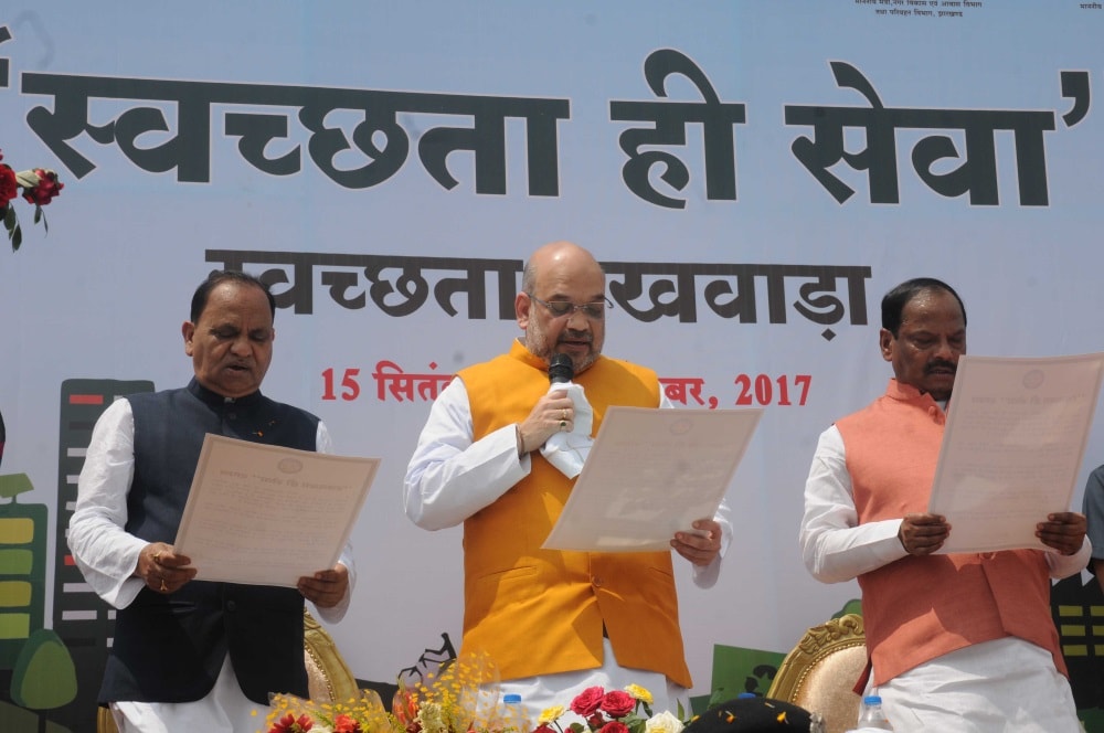 <p>BJP National President Amit Shah alongwith Jharkhand Chief Minister Raghubar Das ( R) and Urban Development Minister CP Singh during cleanliness drive camping in Ranchi…