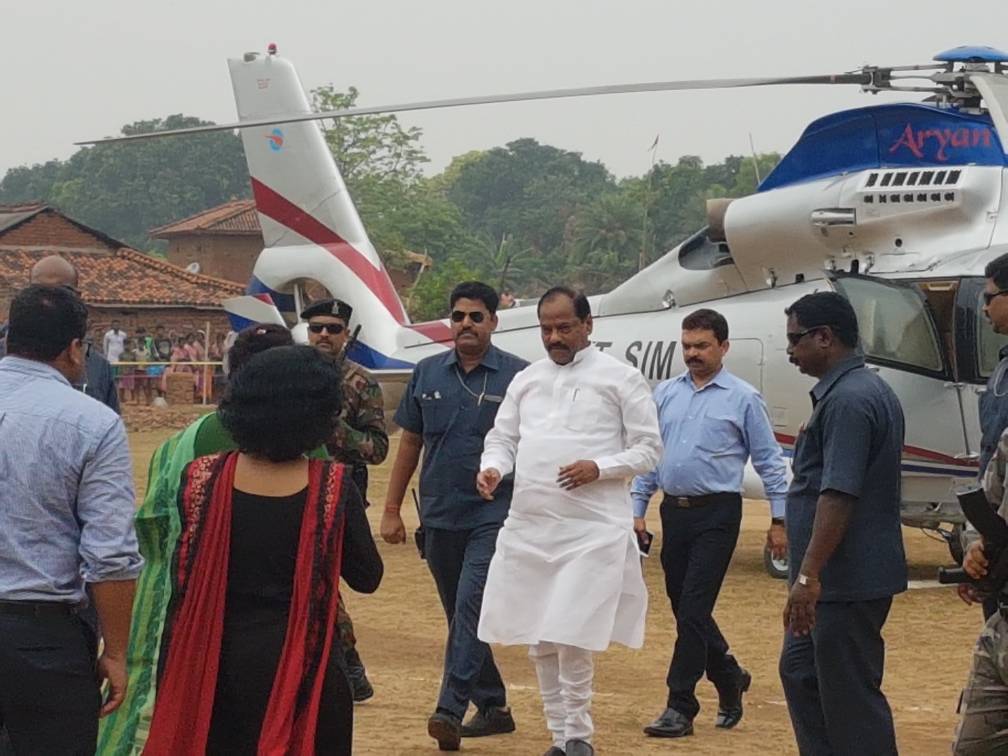 <p>Jharkhand Chief Minister Raghubar Das landed at Kushira in Dumka.</p>
