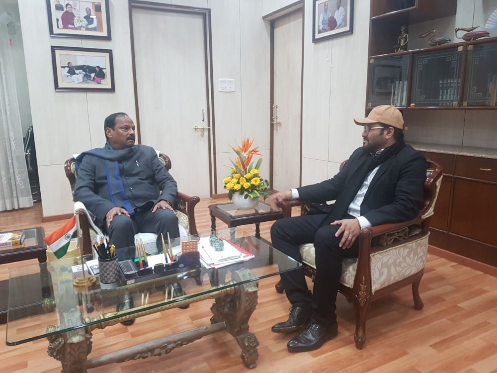 <p>Union Minister of State Babul Supriyo met CM Raghubar Das in Ranchi on Friday.</p>
