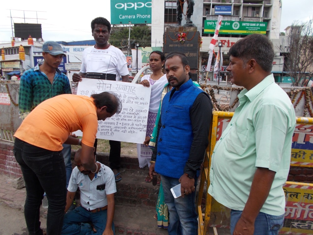 <p>In protest against the death of two boys due to lack of money,men protested by getting their hair cut at Albert Ekka Chowk in Ranchi.</p>
