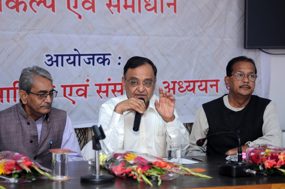 <p>Rajya Sabha MP, Mahesh Poddar addresses a gathering during a program on 'How to increase farmers income' at Fishery Training Institute, Dhurwa in Ranchi on Saturday. MLA…