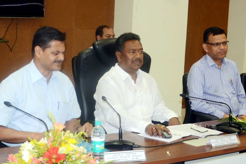 <p>Rural Development Minister Nilkanth Singh Munda launching the website of Rural Development Department, during a programme in Ranchi on Friday.</p>
