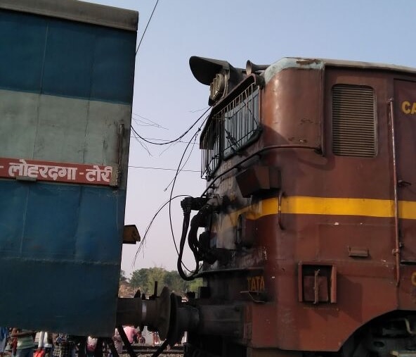 <p>रांची से लोहरदगा जाने वाली ट्रेन में लग गई आग सभी यात्री सुरक्षित। नरकोपि से आगे नगजुआ स्टेशन की घटना। आज पहले दिन इलेक्ट्रिक इंजन लगाया गया था। उसी इंजन में आग लगी थी। फायर की…
