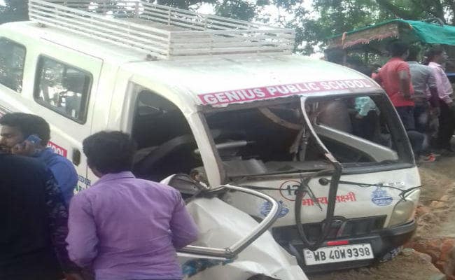 <p>Nine school students and driver of the school van were injured in an accident in Giridih. The school van packed with students hit a vehicle at Shaharpura under Nawadih police station…