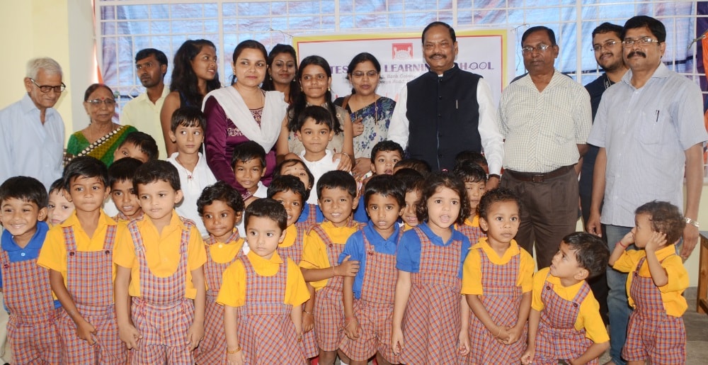 <p>Chief Minister Raghubar Das paid a visit to Montessori Learning School located at Mohrabadi in Ranchi today..He was accompanied by some top functionaries of the state.</p> 