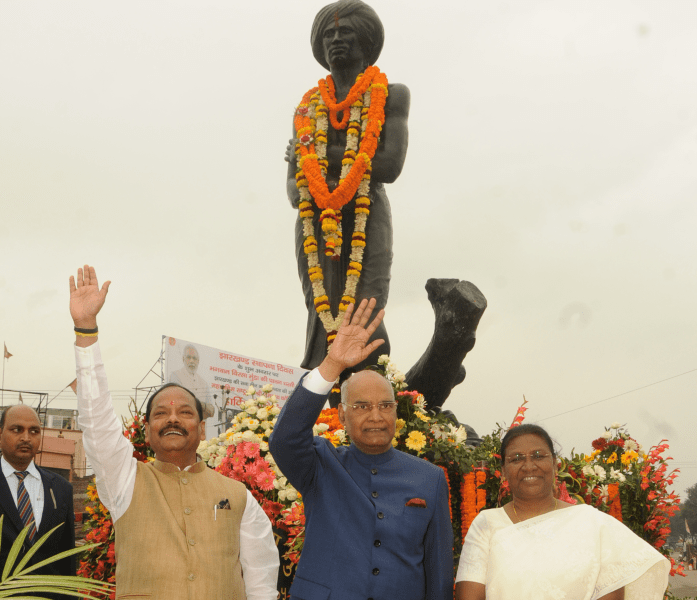 <p>President of India Ramnath Kovind, Governor Draupadi Murmu and CM Raghubar Das waving to crowd after offering floral tribute to a statue of freedom fighter Birsa Munda in Ranchi…