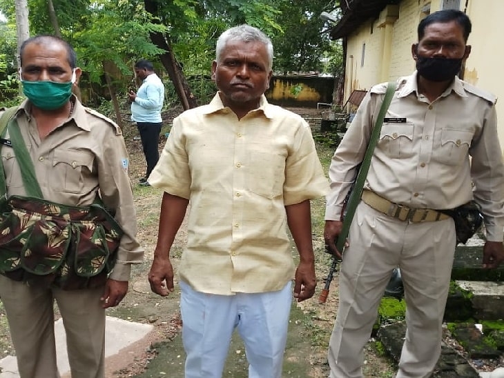 <p>ACB arrest govt staff taking bribe: Anti Corruption Bureau sleuths arrested the state government’s staff Dilip Kumar Baitha of the revenue department at Bishnupur Block in…