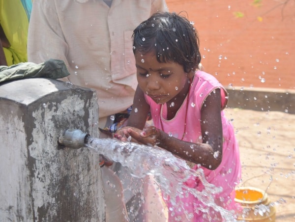 <p>A girl cools her face with water to gate respite from heat during a hot day in Ranchi.</p>
