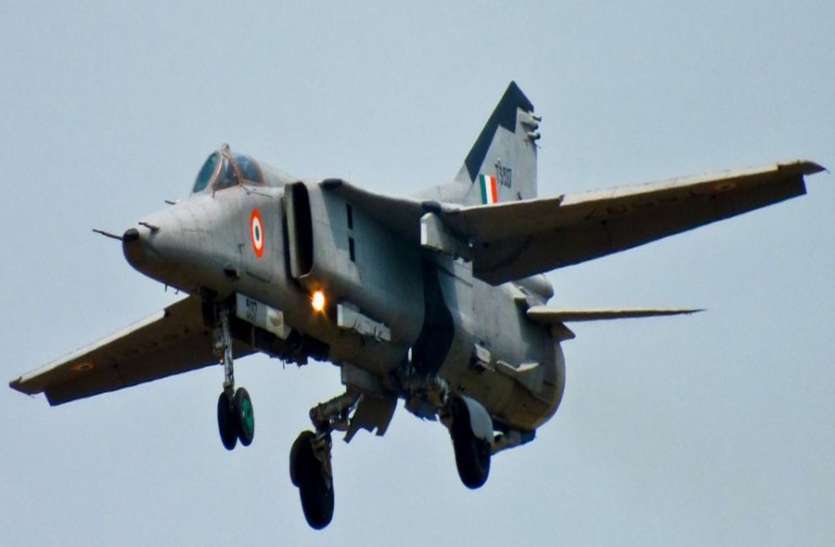 <p>A MiG-27 fighter jet of the Indian Air Force (IAF) crashed near Sirohi village in Rajasthan. According to the the IAF, the plane was on a routine mission from Jodhpur, Further details…