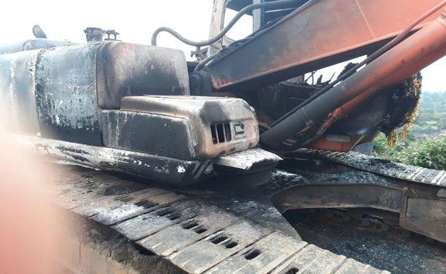 <p>Maoists belonging to PLFI burnt two heavy vehicles(pok-lane) of Ramdhan Bedia,mine owner,beat up his staff and snatched their mobile phones near Ormanjhi late last night.</p>
