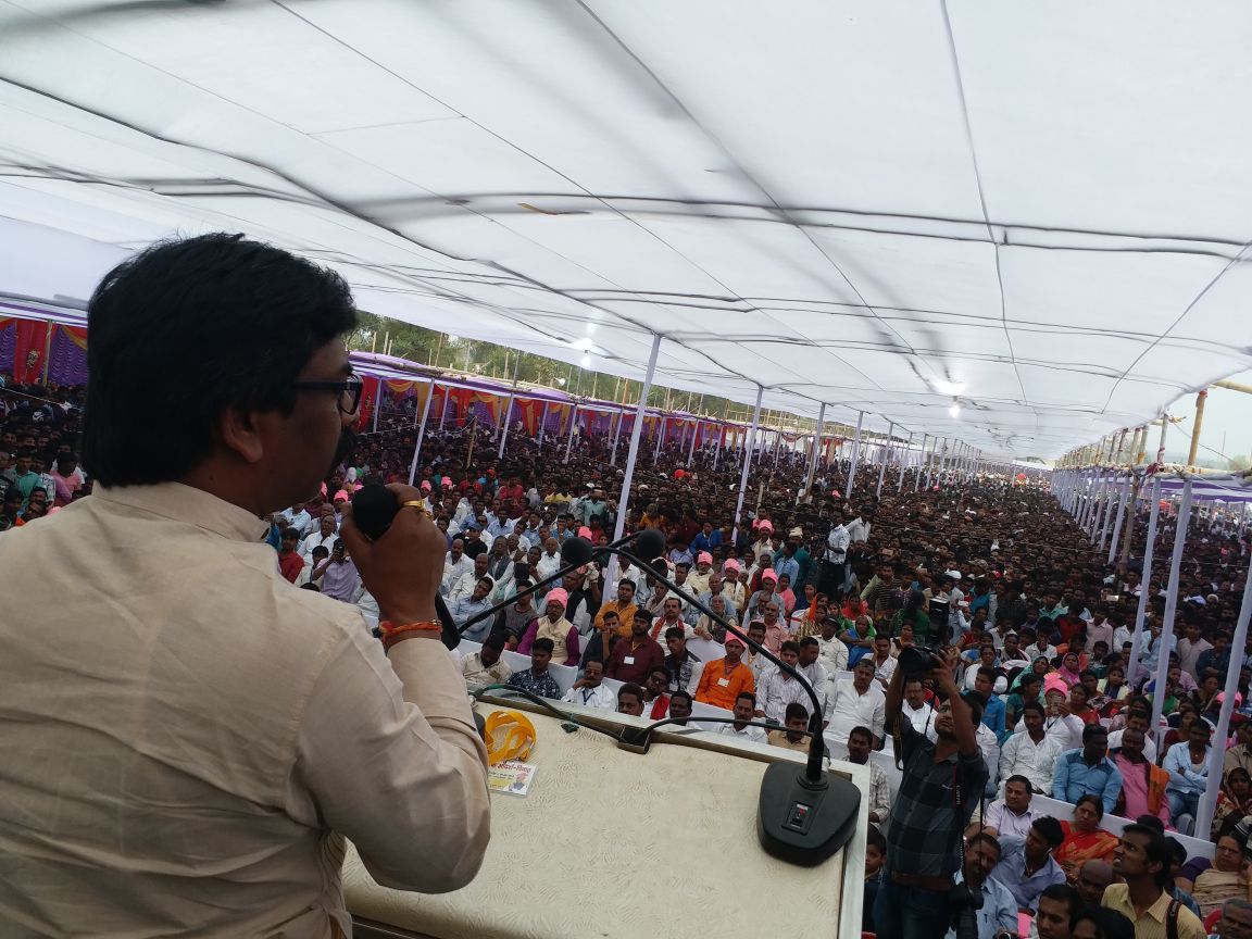 <p>JMM and Leader of Opposition Hemant Soren addressed a public meeting at Panki in Palamau on Thursday.</p>
