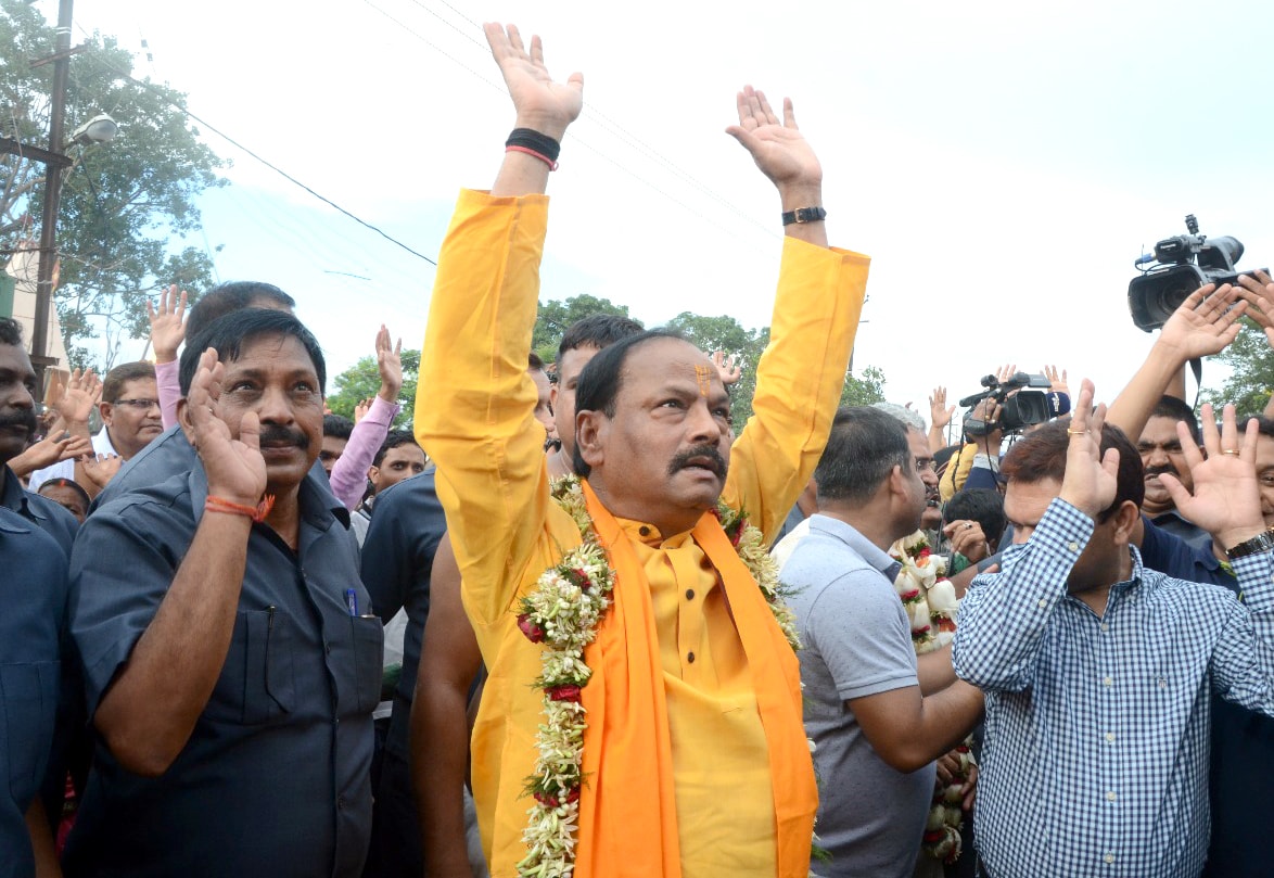<p>Chief Minister Raghubar Das waves to the crowd during annual Rath Yatra festival at Jagannath temple in Ranchi on Saturday.</p>
