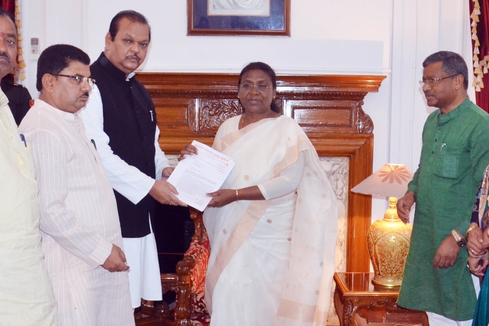 <p>Former Union Minister Subodh Kant Sahay handing over a memorandum to Jharkhand Governor Droupadi Murmu alongwith former Chief Minister and Jharkhand Vikash Morcha Chief  Babulal…