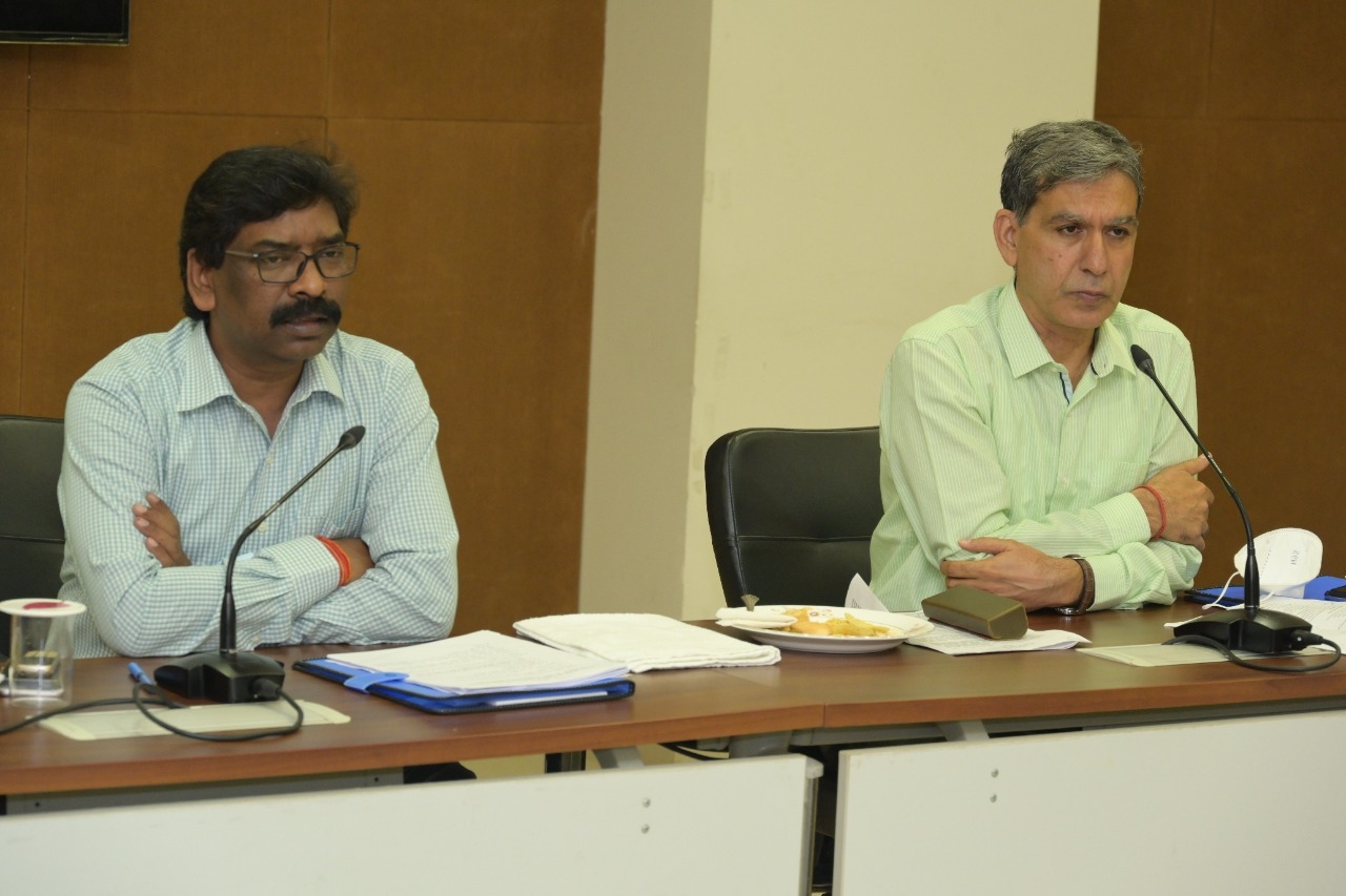 <p>मुख्यमंत्री श्री हेमन्त सोरेन झारखण्ड स्थापना दिवस की तैयारियों को लेकर आयोजित बैठक की समीक्षा कर रहें हैं।</p>

