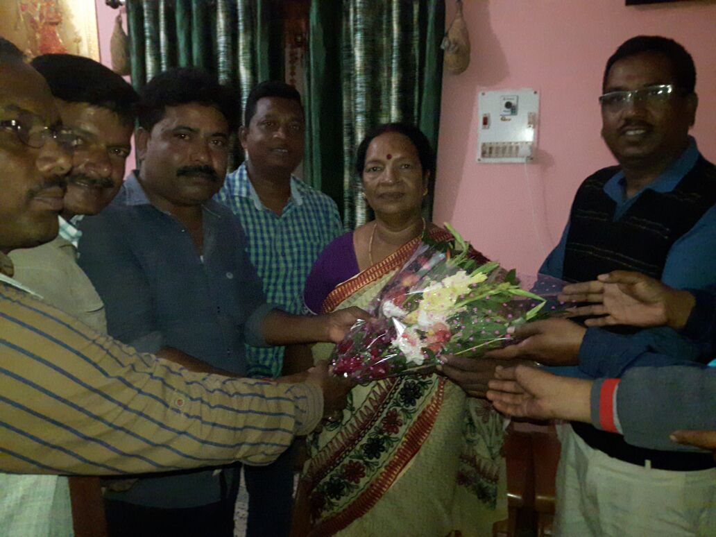 <p>Simdega BJP party workers congratulated and presented a bouquet to MLA Vimal Prandhan on being selected as excellent legislator.</p>
