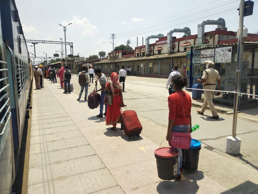 <p>On arrival at the railway station, migrant workers maintaining social distance at a railway station in Delhi.</p>

