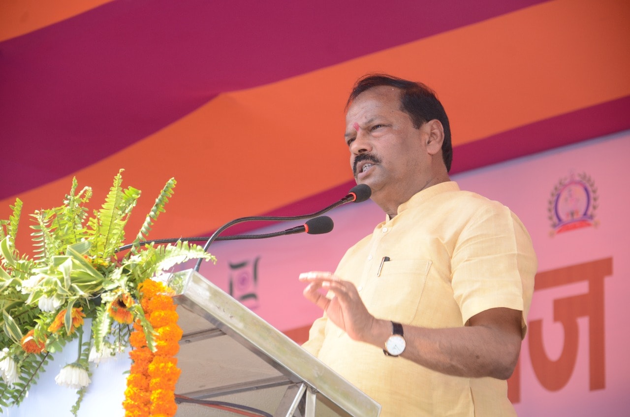 <p>गढ़वा:- ग्राम स्वराज अभियान के तहत स्वच्छ भारत दिवस पर मुख्यमंत्री ने गढ़वा के खजरी गांव से पूरे राज्य में स्वच्छ भारत मिशन के लक्ष्य को हासिल करने का आह्वान किया |</p>
