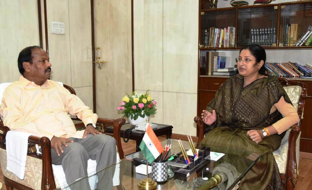 <p>Koderma MP Mrs. Annapurna Devi today met Chief Minister Raghubar Das at the CM's residence on Friday.</p>
