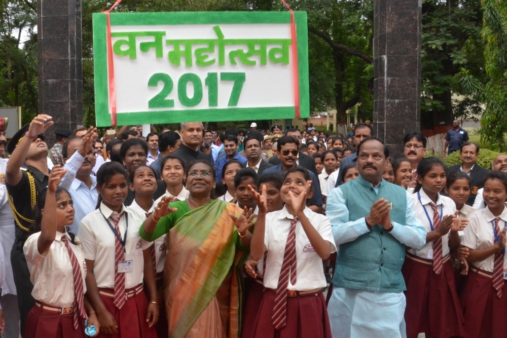 <p>Governor Droupadi Murmu, Chief Minister Raghubar Das and school childrens took part in Van Mahotsav-2017 at Raj Bhawan in Ranchi on Wednesday.</p>
